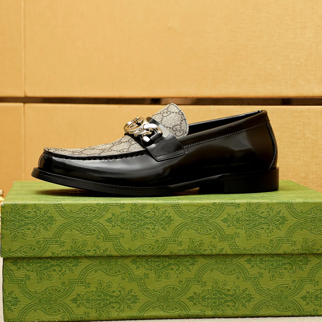 Men's shoes 💰480 💐 Product trademark: GUCCI "Gucci" casual leather shoes Regular size: 38-44 (45.46🉑️customized) Product materials: Selected imported first-layer calfskin embossed upper + luxury hardware buckle, imported water-dyed cowhide leather lining. Strong three-dimensional visual effect, original outsole color: 2 colors available